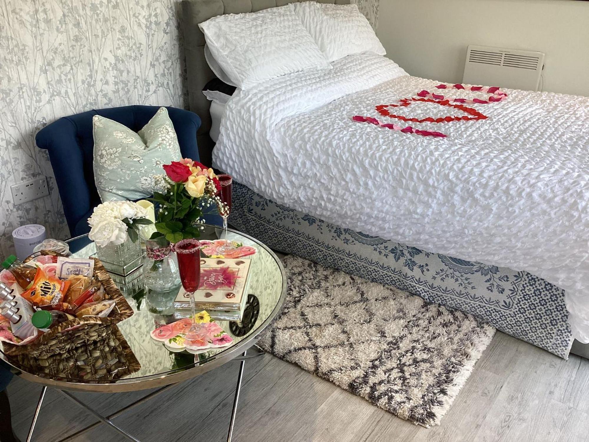 Adorable Private Couples Retreat With Hot Tub Apartment Llanfechell Екстериор снимка
