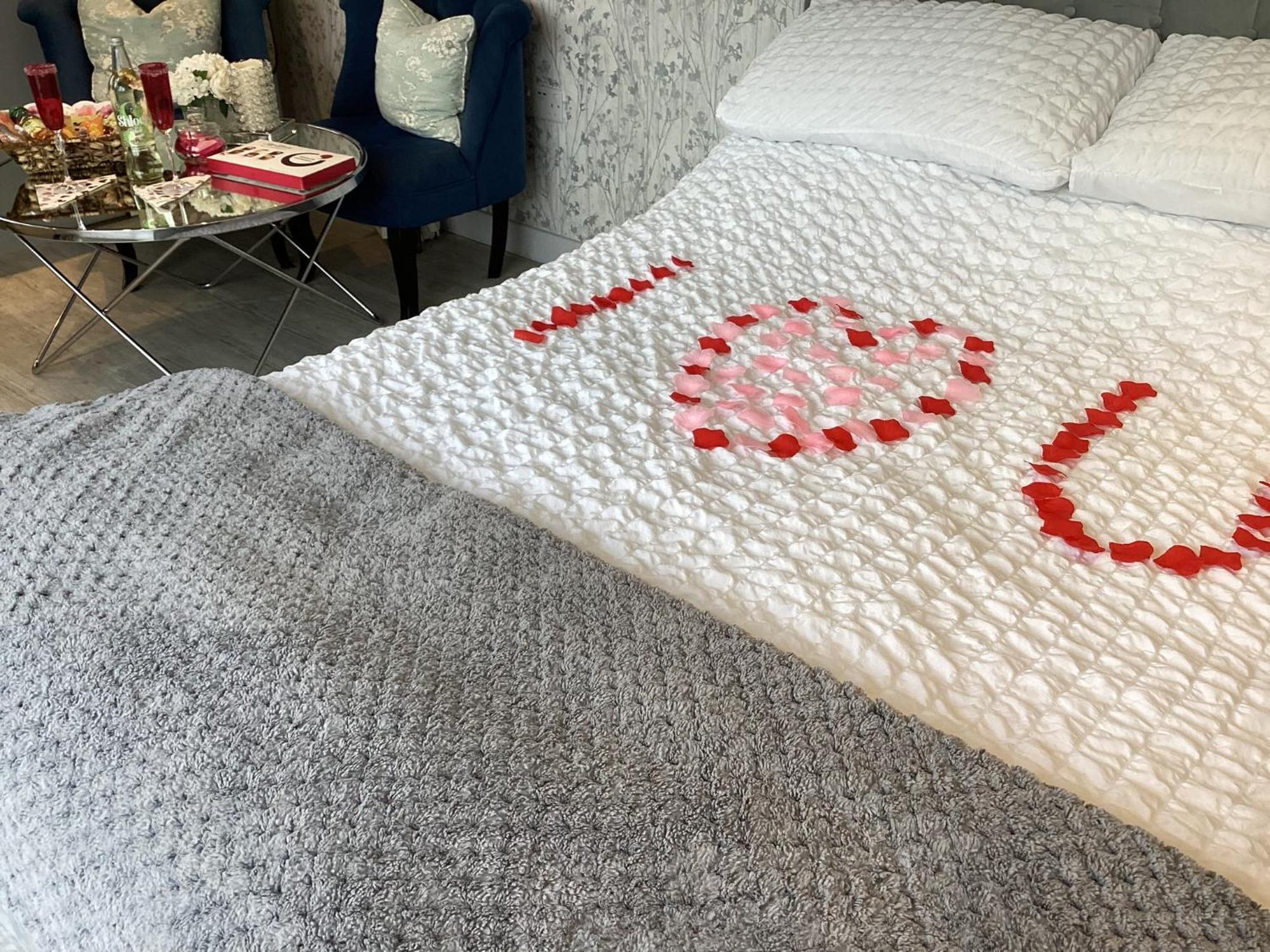 Adorable Private Couples Retreat With Hot Tub Apartment Llanfechell Екстериор снимка